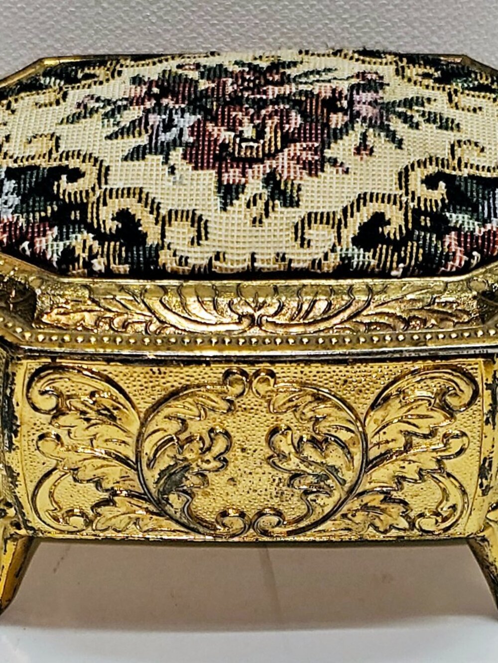 Gold Jewelry Box Velvet Embroiderey Footed Ornate - Vintage Japan - Picture 3 of 5